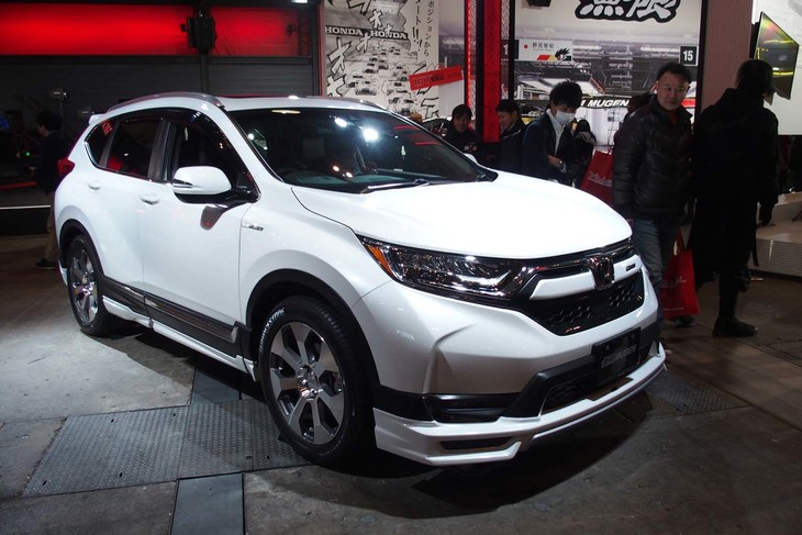 ボディーのキャラクターラインに合わせ、デザインされたサイドガーニッシュを装備した「MUGEN CR-V」（無限用品装着車）。