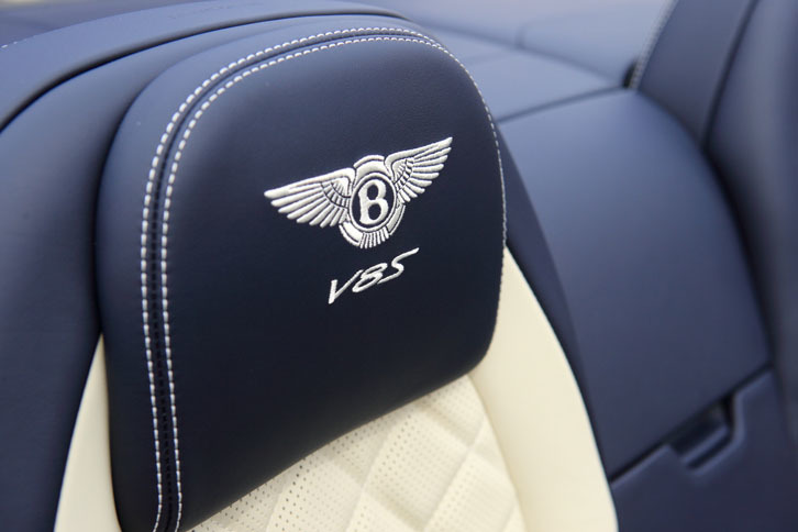 各席のヘッドレストには、ベントレーのロゴマークが刺しゅうされている。背もたれや座面のキルティング加工は、ドレスアップのセットオプション「Mullinerドライビングスペック」に含まれる。