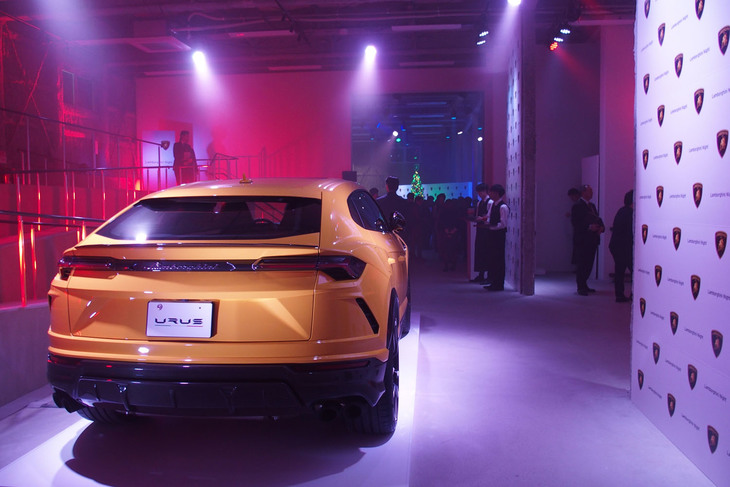 「ウルス」のリアビュー。