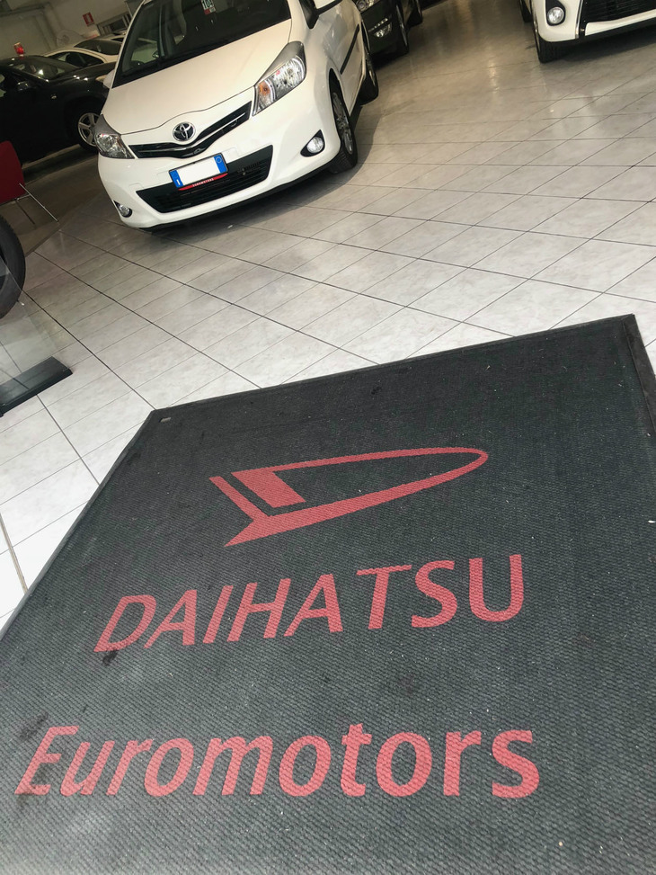 ユーロモータースには、今もダイハツ販売店時代のカーペットが残る。