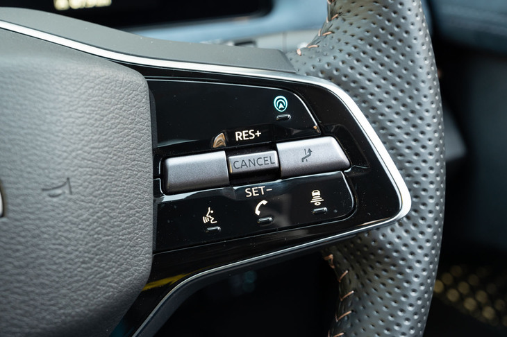 運転支援システム「プロパイロット2.0」の操作スイッチ。ナビリンク機能付きで、高速道路では追い越し時の車線変更や分岐なども含めて走行を支援。状況に応じて、ドライバーがステアリングから手を放すハンズオフも可能となっている。