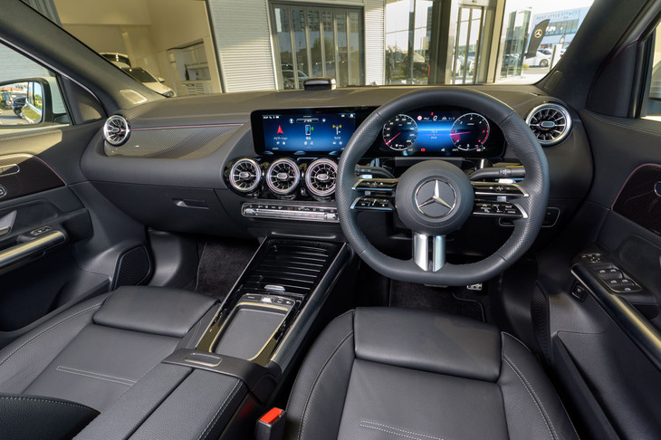 インテリアでは、カーボンルックのインテリアトリムやナッパレザーの本革巻きスポーツステアリング、本革シートなどが標準で採用される。