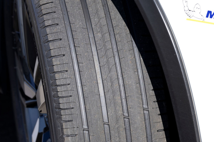 ウェットブレーキングについては、下ろしたてのタイヤに加えて、残溝2mmの状態にまでトレッド面を摩耗させた状態の「プライマシー5」（写真）でもテストを実施した。その性能差がほとんど体感できなかったことに、今井さんも「すごい」を連発。
