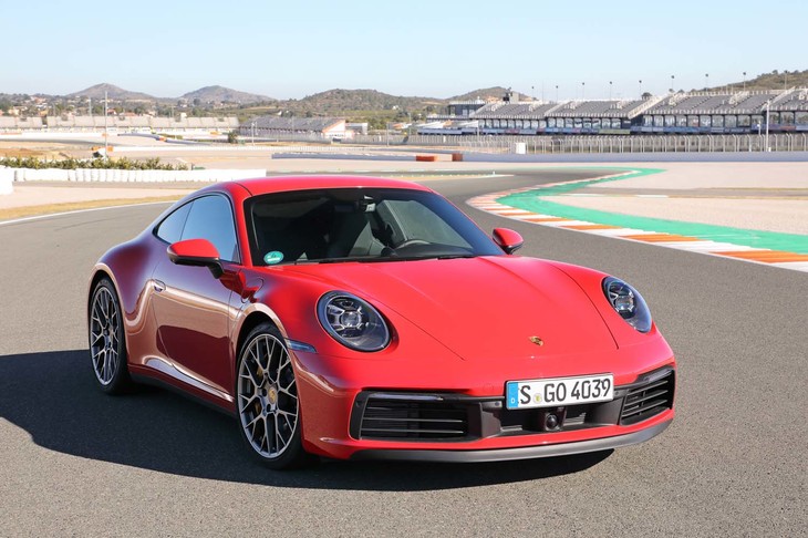 ドア外側のハンドルは、「911」で初採用された、接近すると持ちあがる電動格納式になっている。