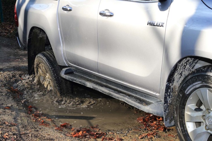 後輪のどちらかが接地していれば、左右後輪が直結状態となるリアデフロックを使用して、写真のようなぬかるみからも脱出が可能となる。