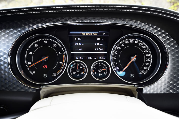 左がタコメーターで、右がスピードメーター。後者には340km/hまで刻まれている。