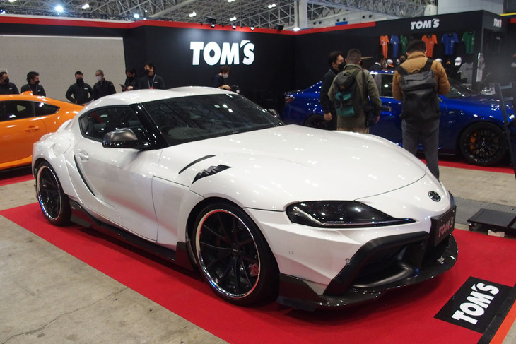 TOM’Sスープラ ツアラーは、TOM’Sスープラのスポーツ性能を保ちつつ、ツーリング性能を強化したモデル。全幅1950mmのワイドボディーに最高出力420PSの3リッター直6ターボエンジンを搭載している。