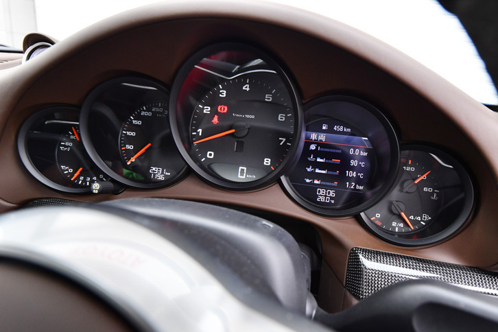 「ポルシェ911」伝統の5連メーター。右から2番目の“窓”をフルカラーのマルチインフォメーションディスプレイとすることで、歴史あるデザインと機能性を両立している。