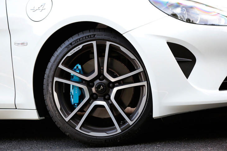 「プルミエールエディシオン」に装着されるFuchs製の18インチアルミホイール。タイヤはミシュランの「パイロットスポーツ4」が組み合わされていた。