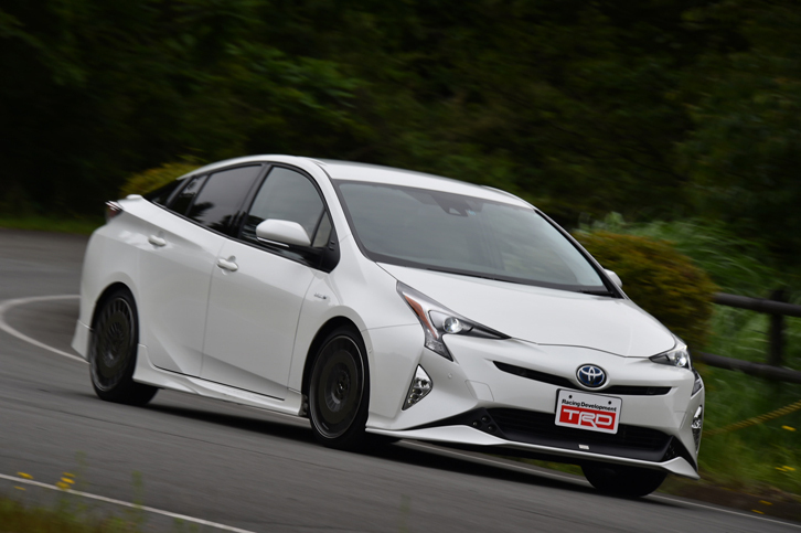 操縦安定性および乗り心地の向上を目標に、TRDのチューニングパーツが装着されたデモカー「トヨタ・プリウスTRD Ver.1」。