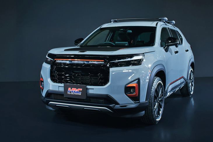 フロントノーズ上部をブラックで仕上げ、同じくブラックのハニカムグリルを組み合わせることでよりスポーティーな印象をもたらす「WR-VトレイルスポーツHRCコンセプト」。ホワイトレターのオールテレインタイヤが採用されるのもオフロード向けのパフォーマンスラインとされる「トレイルライン」の注目ポイントだ。