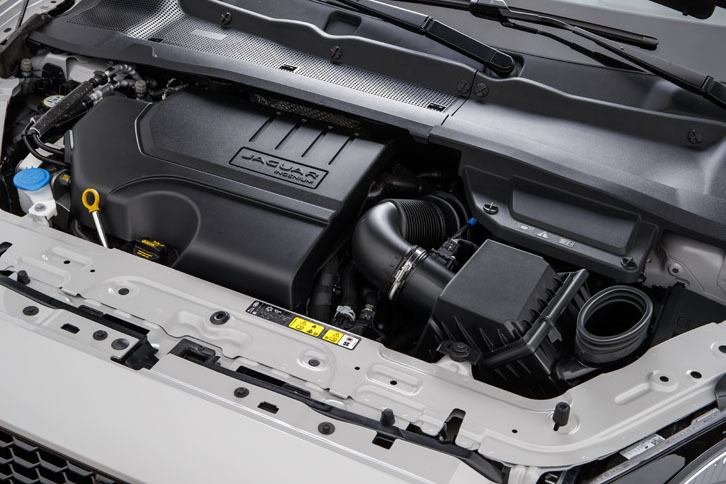 「P300」の300とは最高出力の意。2リッター直4ガソリンターボエンジンにはこの300ps仕様のほか、250ps（P250）もある。いずれも日本市場に上陸する予定。