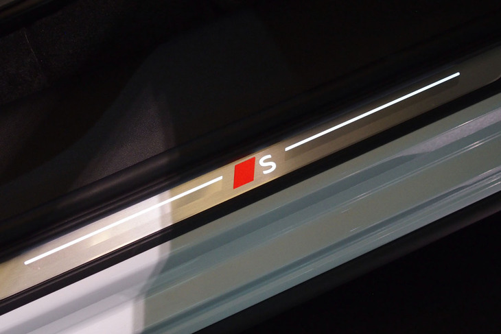 Q6 e-tronクワトロ（エントランスモール）