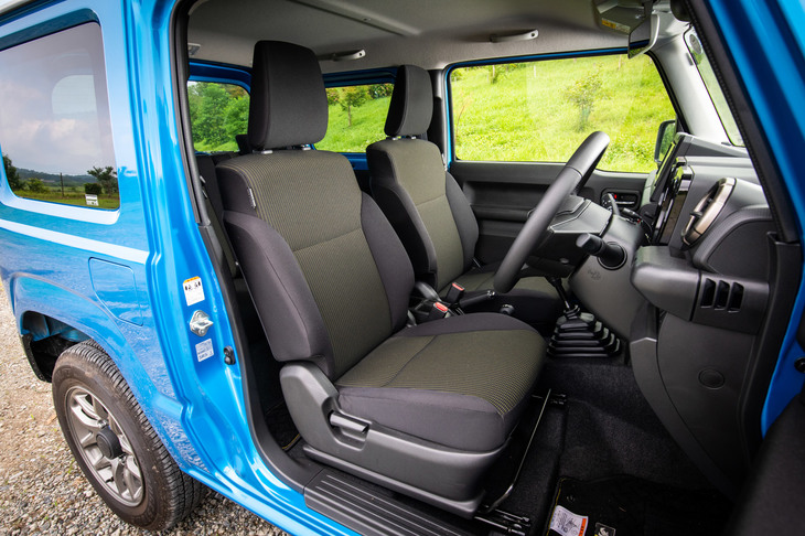 前席については前後スライド量を240mmに拡大（＋45mm）するとともに、調整ピッチを15mmから10mmに変更。幅広い体形の人が、より適切な運転姿勢を取れるようになった。