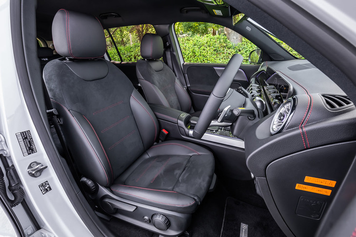 今回試乗した「EQB350 4MATIC」では、オプションの「AMGラインパッケージ」が選択されていた。写真の「レザーDINAMICA」と呼ばれるシート表皮は、同オプションに含まれるアイテム。