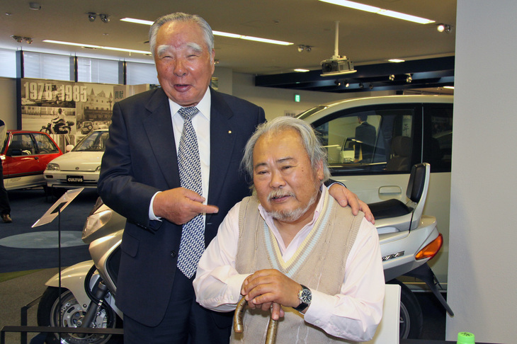 別れ際に（記憶が定かではないが、おそらく地元メディアのリクエストに応えて）ポーズをとる鈴木会長と徳大寺氏。ご両名ともいい笑顔だ。