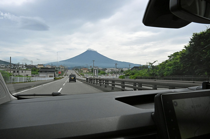 目的地は山梨県側の富士山。東京・恵比寿にあるwebCG編集部からの距離は100kmほど。