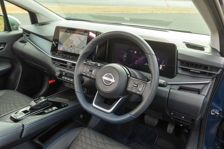 コックピット周辺部では、メーターパネルとナビ用画面がひとつながりになったインストゥルメントパネルや、リムの下部がフラットになったステアリングホイールが特徴的。