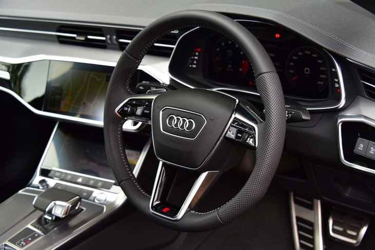 「ダイナミックオールホイールステアリング」は四輪操舵と可変ステアリングギアレシオを組み合わせたもの。その制御は極めて自然だ。