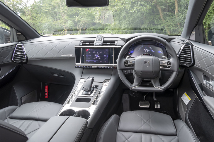 「フランスのモダニズムを余すことなく表現した」と説明される「リヴォリ」と名付けられたインテリア。ダッシュボードやドアパネルなどは、格子柄の入ったナッパレザーで飾られる。