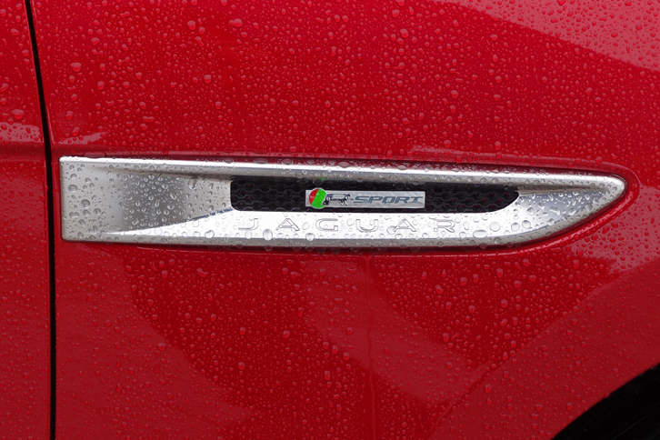 Fペース 35t Rスポーツ（フロントフェンダーのエンブレム）