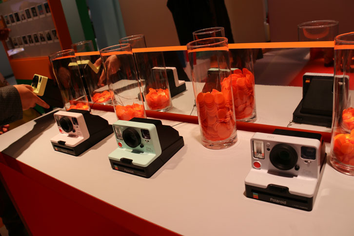 ポラロイドは、1977年にさかのぼる“ワンステップカメラ”のリバイバル版を前面に押し出した。外観はオリジナルを踏襲しているが、ストロボをはじめ各機能はリファインされている。