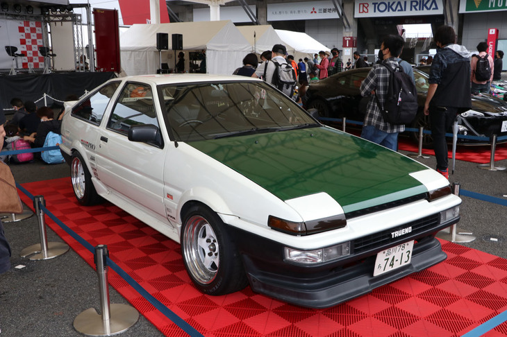 日本で最も有名な“ハチロク”といえば、グリーンのボンネットが印象的な土屋圭市氏の愛車だ。ナンバープレートに見る2ケタの分類番号が、長年このハチロクを土屋さんが大切に維持してきたことを物語る。