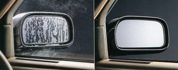 1989年「トヨタ・セルシオ」に採用された超音波雨滴除去装置付きドアミラー。ミラー裏面に内蔵されたヒーターと、超音波による、ぬれた犬が体を震わせるような振動で水滴を吹き飛ばす。