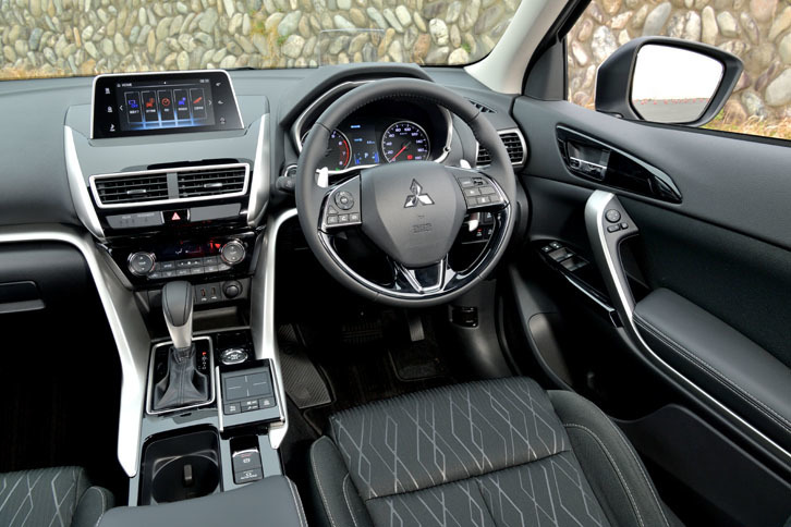 インパネのデザインではスポーティーさとモダンさの両立を狙った。