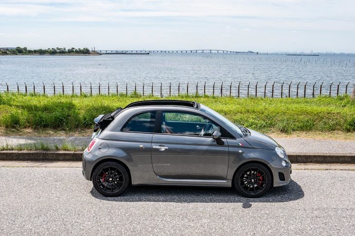 大和女史が購入した「アバルト500C」。MTの練習用にと欧州製ホットハッチ（しかもオープンカー）をお買い上げしてしまうあたり、さすがブルジョアジーである。