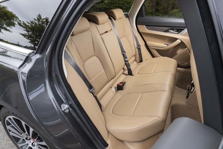 2WD（FR）または4WDの駆動方式となる「XFスポーツブレイク」。後席中央席の足元空間はドライブシャフトの通るセンタートンネルが占めている。