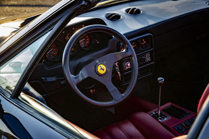 「フェラーリ328GTS」（黒）のインテリアはワインレッド。（写真＝木村博道）