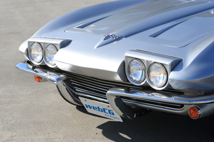 ヘッドランプはリトラクタブル式で、点灯の際には三角柱形のユニット自体がぐるりと回転し、普段は裏側を向いているランプを、前へ向ける仕組みとなっている。