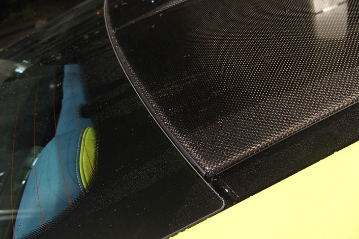 「BMW EfficientLightweight」コンセプトに基づくカーボン製のルーフを標準装備している「M4クーペ」。車両重量を軽減し、低重心化に貢献するという。