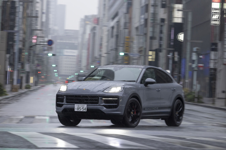 現行型「ポルシェ・カイエン」の国内販売は2018年にスタート。ポルシェをピンチから立て直した大黒柱の3代目だ。