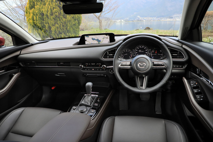 「Lパッケージ」の内装色はブラックとブラウンのツートンで、シートカラーには試乗車のブラックに加え、ピュアホワイトも用意されている。