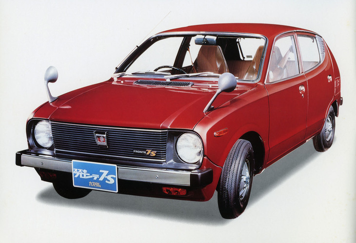 1976年5月、軽規格改定に合わせてボディーを拡大、2ストローク3気筒エンジンを暫定的に443ccとした「スズキ・フロンテ7-S」。翌6月に諸事情からダイハツ製4ストローク直列2気筒SOHC 547ccを加え、さらに10月には2ストローク3気筒ユニットをフルスケールの539ccに拡大するなど、改定への対応にはいささか混乱が見られた。