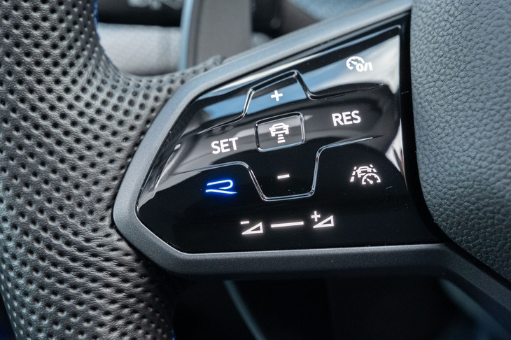 「ゴルフR」には、他のグレードには設定のない専用の走行モード「レース」が用意されており、ステアリングホイールの「R」ボタンで瞬時に呼び出せる。