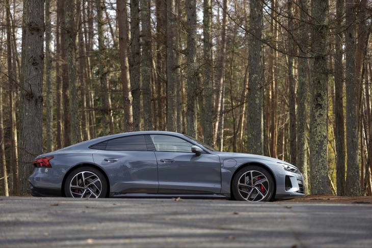 流麗なシルエットを描く「e-tron GTクワトロ」のサイドビュー。トレッドは前1710mm、後ろ1695mmで、サスペンション形式は前後ともダブルウイッシュボーン式となっている。