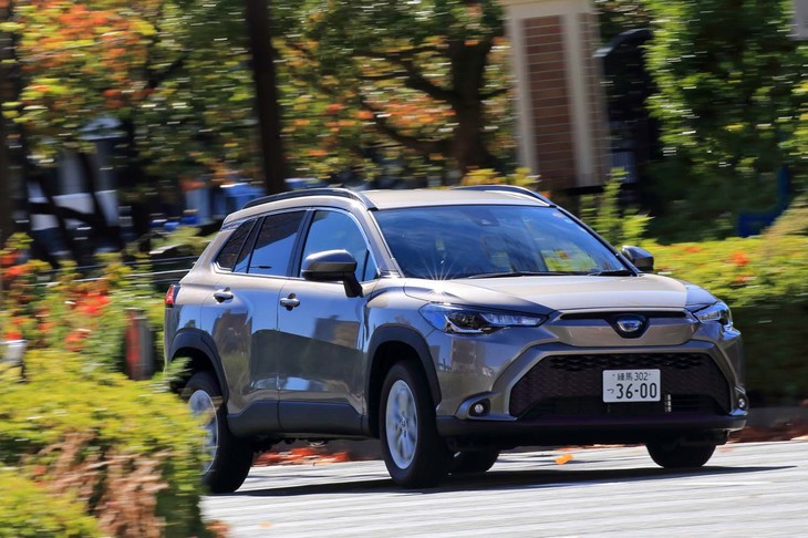 フロントのマクファーソンストラット式サスペンションは全車共通。リアは4WDモデルがダブルウイッシュボーン式で、FF車が新開発のトーションビーム式となっている。