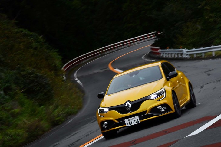 4輪操舵システム「4コントロール」は、注目すべき装備のひとつ。速度に合わせて後輪を前輪と逆位相または同位相に切ることで、優れたハンドリングを実現する。