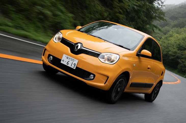 「ルノー・トゥインゴ」のマイナーチェンジモデルが発売されたのは2019年8月下旬。新デザインの前後バンパーを採用したことで全長が25mm延びて3645mmになっている。