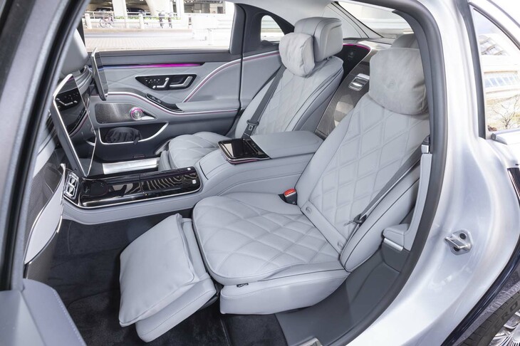 オプションの「ファーストクラスパッケージ」を装着すると乗車定員が4人に。センターコンソールがフロントからひとつながりになり、左右後席間にはクーリングボックスが備わる。