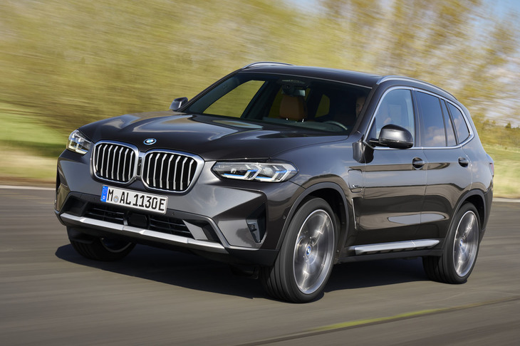 「クラウン エステート」のライバルとなる「BMW X3」。SUVの最激戦区に投入される。