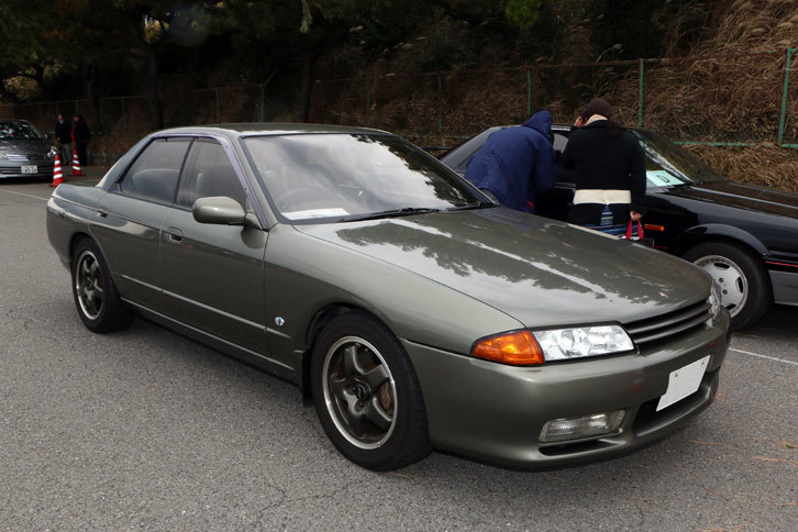 R32型「スカライン オーテックバージョン」も通好みの一台。4ドアモデルをベースに、「GT-R」のエンジンをわざわざNA化した「RB26DE」を搭載していたが、これがカムシャフトやピストン、吸排気系、コンピューターなど、各所に大幅に手が加えられたスペシャルエンジンだった。トランスミッションは、“あえて”の4段ATのみ。