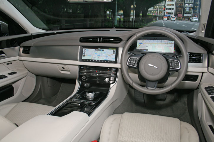 英国車がウッドとレザーの世界だったのは、かつての話。今ではこんなに軽やかで涼しげ。