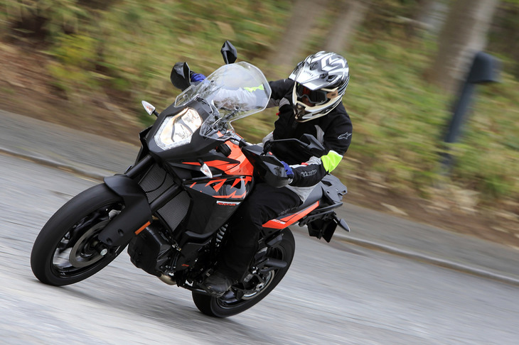 「1090アドベンチャー」はオンロードでの走行に重きを置いたモデルだが、サスペンションには前：185mm、後ろ：190mmのストローク量を確保。ABSの制御にもオプションで「オフロード」モードを追加できる。