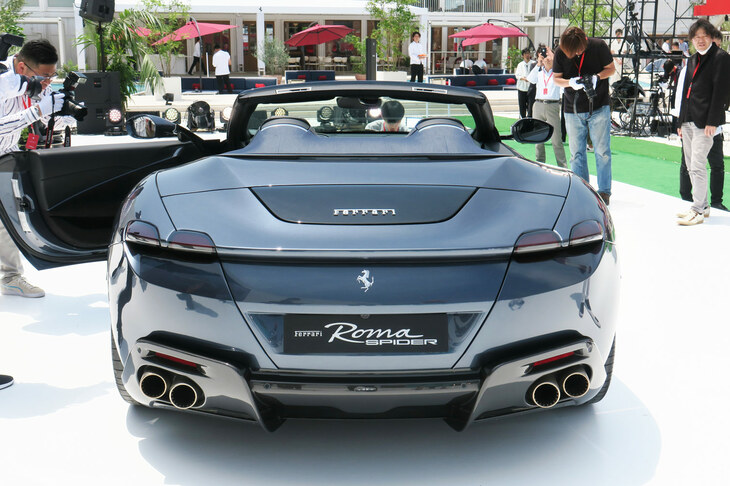 フェラーリ・ローマ スパイダー（リアビュー）