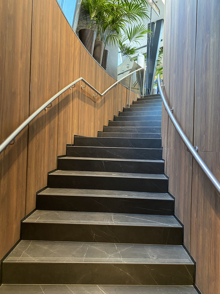 地下の化粧室スペースにアクセスする階段。