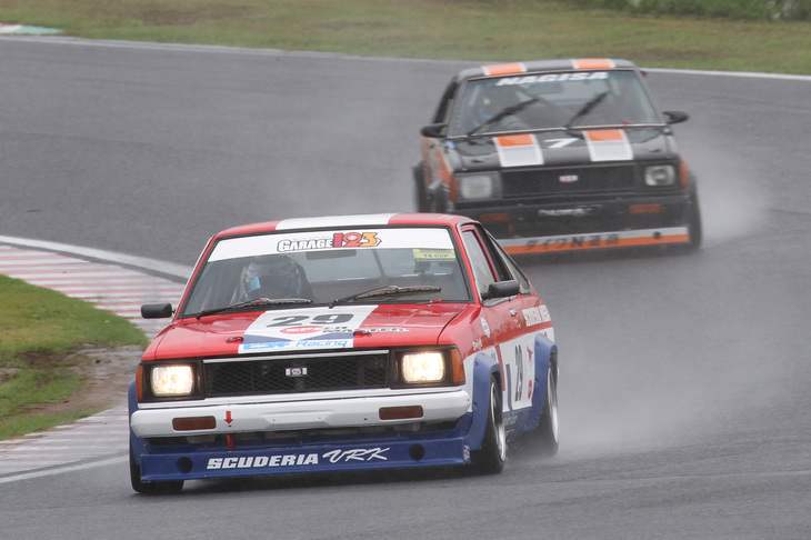 TSカップの予選中に雨の勢いが増し、たちまちウエットコンディションになった。ヘッドライトをともしていく、日産のコーポレートカラーであるトリコロールに塗られた「スクーデリアヒタチSPMコミネ・サニー」は、決勝で7位に入った。